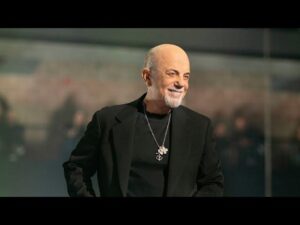 Billy Joel Surprises Manhattan Pedicab Rider with Live Performance of His Hit Song!